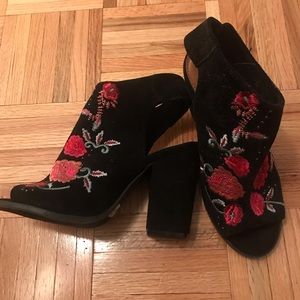 Black shoes with flower embroidery